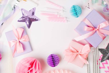 Pastel renkli festival süsleri kümesi. Düz yatıyordu. Tatil kavramı 