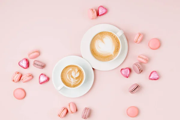 Φλυτζάνια Καφέ Candys Και Macaroons Απαλό Ροζ Φόντο Επίπεδη Lay — Φωτογραφία Αρχείου