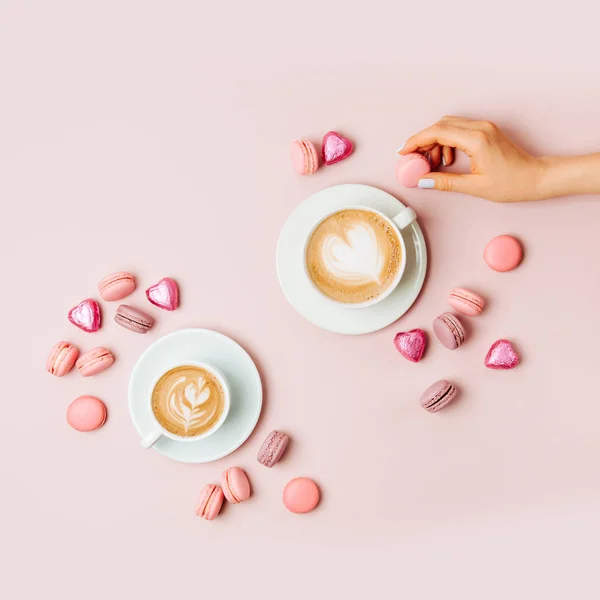 Les Mains Femme Tenant Une Tasse Café Sur Fond Rose — Photo