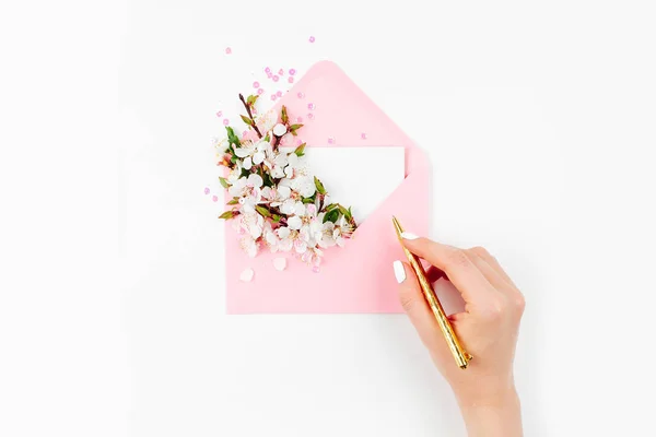 Tangan Wanita Dan Amplop Pink Dengan Susunan Bunga Musim Semi — Stok Foto