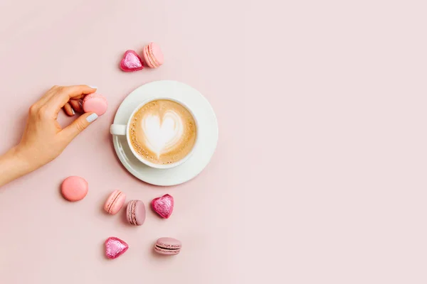 Mani Donna Che Tengono Una Tazza Caffè Sfondo Rosa Pallido — Foto Stock