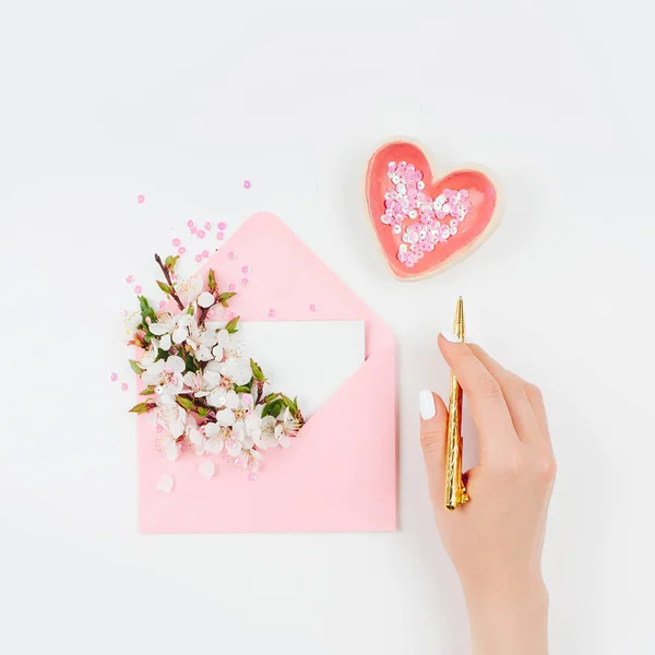 Tangan Wanita Dan Amplop Pink Dengan Susunan Bunga Musim Semi — Stok Foto
