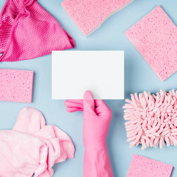 手戴粉色手套时拿着空卡 清洁或家政概念背景 复制空间 平面布局 顶部视图 — 图库照片