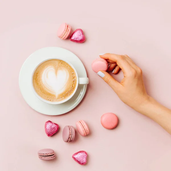 Les Mains Femme Tenant Une Tasse Café Sur Fond Rose — Photo