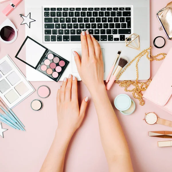 Modebloggerin Arbeitet Mit Laptop Arbeitsbereich Mit Weiblichen Accessoires Kosmetikprodukte Auf — Stockfoto