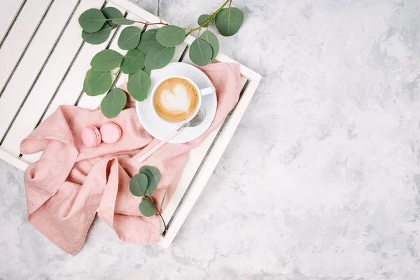 Kopp Kaffe Vit Trä Servering Bricka Och Eukalyptus Gren Platt — Stockfoto