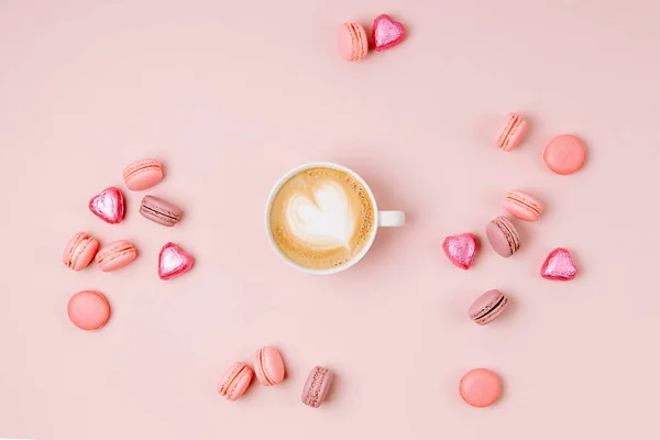 Kaffekopp Med Candys Och Mandelbiskvier Blek Rosa Bakgrund Platt Lekmanna — Stockfoto