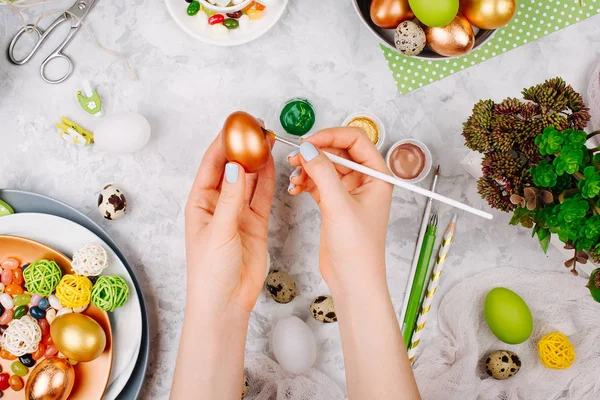 Ruang Kerja Dengan Dekorasi Easter Perempuan Melukis Telur Paskah Letak — Stok Foto