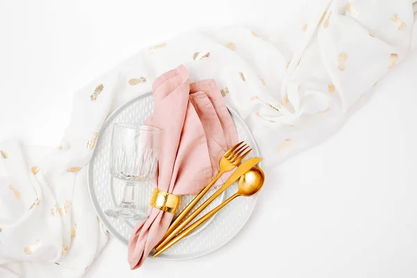 Feestelijke Tafelschikking Borden Bestek Met Roze Servet Witte Achtergrond Mooie — Stockfoto