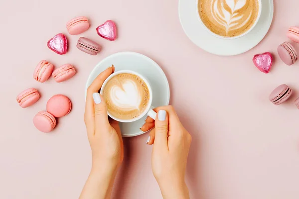 Mani Femminili Che Tengono Una Tazza Caffè Sfondo Rosa Pallido — Foto Stock