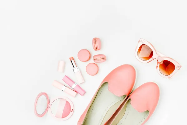 Flache Lage Weiblicher Modeaccessoires Schuhe Make Produkte Auf Pastellfarbenem Hintergrund — Stockfoto