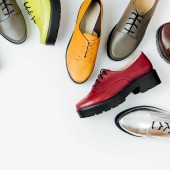 Elegantní ženský jarní nebo podzimní boty v různých barvách. Krása a móda koncept. Plochá ležel, horní pohled