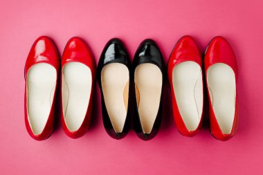 Şık kadın bahar ya da kırmızı renk sonbahar ayakkabı. Güzellik ve moda kavramı. Düz yatıyordu, en iyi görünümü