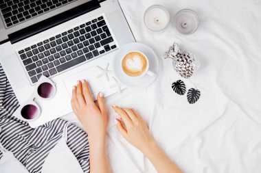 Genç kadın serbest meslek dizüstü yataklar, düz yatıyordu, en iyi görünümü ile çalışma