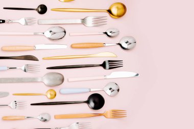 Kaşık, çatal ve bıçak üzerinde açık pembe renkli
