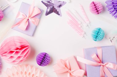 Pastel renkli festival süsleri kümesi. Düz yatıyordu. Tatil kavramı 