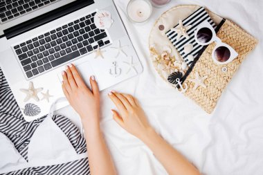 Genç kadın serbest meslek dizüstü yataklar, düz yatıyordu, en iyi görünümü ile çalışma