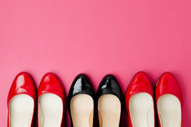 Şık kadın bahar ya da kırmızı renk sonbahar ayakkabı. Güzellik ve moda kavramı. Düz yatıyordu, en iyi görünümü