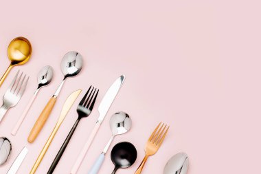 Kaşık, çatal ve bıçak üzerinde açık pembe renkli