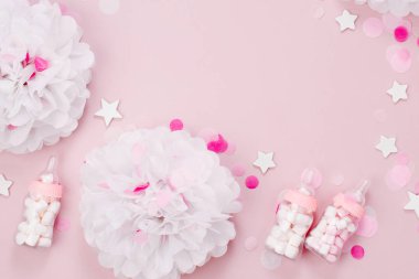 Çerçeve dekoratif bebek süt şişeleri ile şeker ve kağıt süslemeleri bebek parti duş için yapılmış. Düz yatıyordu, en iyi görünümü 