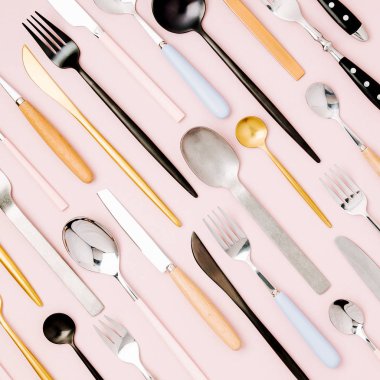 Kaşık, çatal ve bıçak üzerinde açık pembe renkli