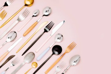 Kaşık, çatal ve bıçak üzerinde açık pembe renkli