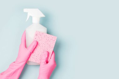 Pembe eldiven eller deterjanlar. Temizlik veya temizlik kavramı arka plan. Uzay kopyalayın. Düz yatıyordu, en iyi görünümü.