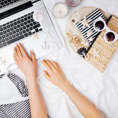 Genç kadın serbest meslek dizüstü yataklar, düz yatıyordu, en iyi görünümü ile çalışma