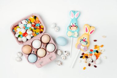 Doğal renkli yumurta Paskalya şeker ile yumurta kutusundaki. Besteleri pastel renklerde. Paskalya consept.  