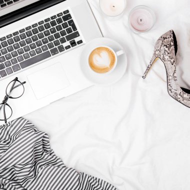 Dizüstü bilgisayarlı ve kadın aksesuarlı moda blogcusu çalışma alanı. düz yatış, üst görünüm