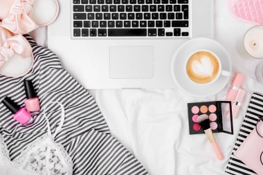 Dizüstü bilgisayarlı ve kadın aksesuarlı moda blogcusu çalışma alanı. düz yatış, üst görünüm