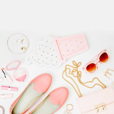 Düz yatıyordu kadın moda aksesuar, Ayakkabı, makyaj ürünleri ve çanta üzerinde pastel arka planını renklendirin. Güzellik ve moda kavramı