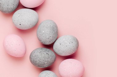 Soluk pembe ve gri Paskalya yumurtaları şık arka plan. Boyalı Paskalya yumurtaları. Düz yatıyordu 