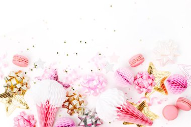 Pastel pembe konfeti, yay ve kağıt süslemeleri. Düz yatıyordu, en iyi görünüm. Doğum günü partisi, yeni yıl/yılbaşı kutlama veya tavuk parti kavramı tema için tatil kompozisyon. Düz yatıyordu, en iyi görünümü