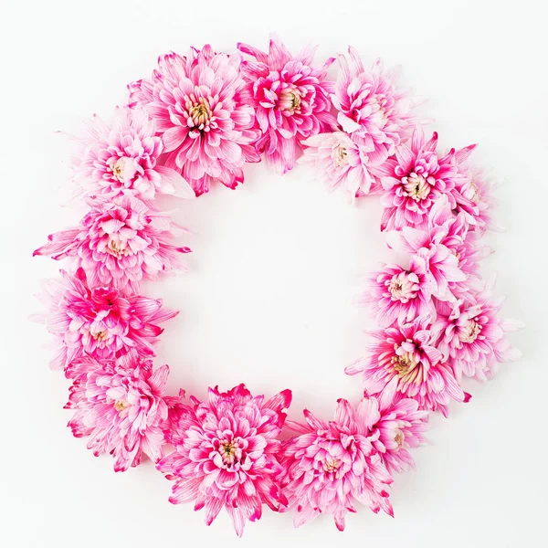 Růžové Květy Tvaru Kulatý Rám Izolovaných Bílém Pozadí Plochá Ležel — Stock fotografie