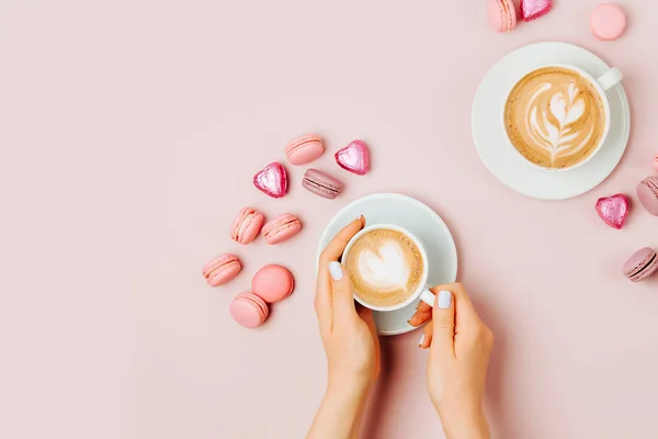 Mani Femminili Che Tengono Una Tazza Caffè Sfondo Rosa Pallido — Foto Stock