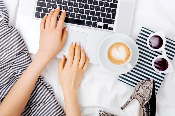 Mujer Joven Freelancer Que Trabaja Con Ordenador Portátil Cama Cama —  Fotos de Stock