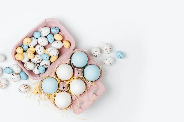 Telur Paskah Dan Permen Dalam Kotak Komposisi Dalam Warna Pastel — Stok Foto