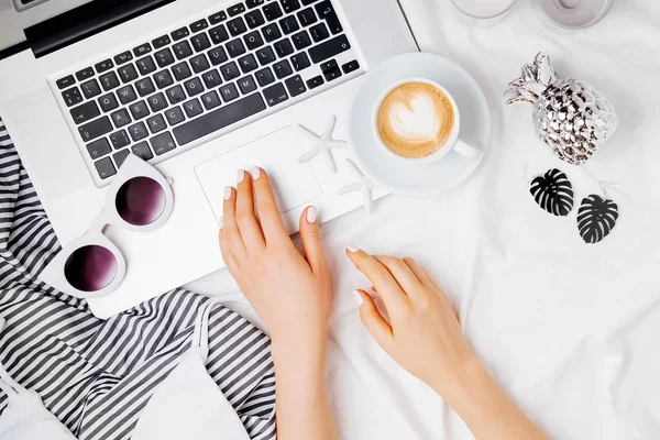 Ung Kvinna Frilansare Arbetar Med Laptop Sängen Platt Lekmanna Top — Stockfoto