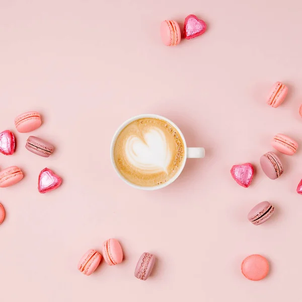 Φλιτζάνι Καφέ Candys Και Macaroons Απαλό Ροζ Φόντο Επίπεδη Lay — Φωτογραφία Αρχείου