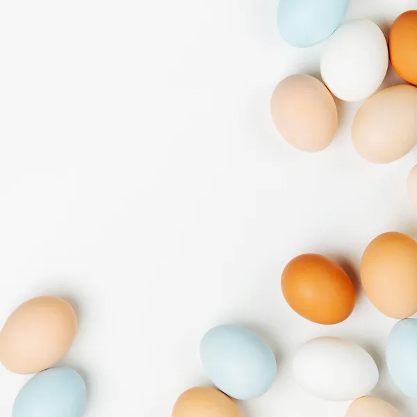 Telur Coklat Dan Putih Alami Latar Belakang Cahaya Komposisi Dalam — Stok Foto