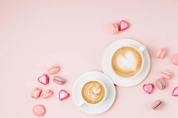 Tasses Café Avec Des Bonbons Des Macarons Sur Fond Rose — Photo