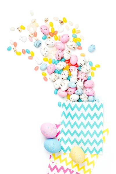 Cukierki Czekoladowe Pisanki Jellybean Płynące Partia Papierowa Torba Białym Tle — Zdjęcie stockowe