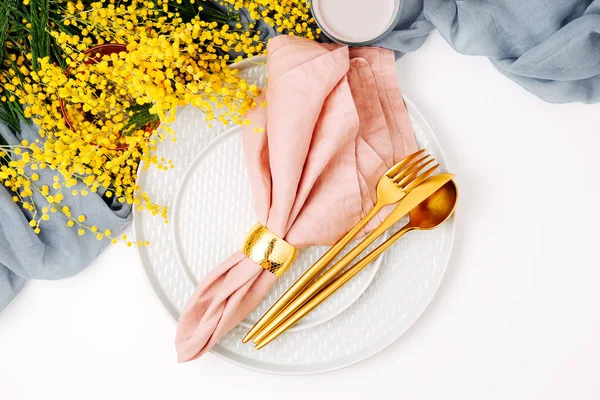 Cenário Festivo Mesa Pratos Talheres Com Tecido Decorativo Cinza Flores — Fotografia de Stock