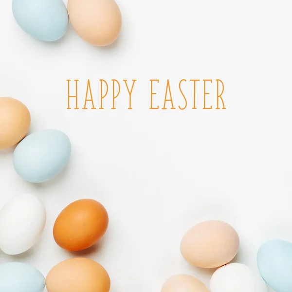 Naturfarbene Braune Und Weiße Eier Auf Hellem Hintergrund Kompositionen Pastellfarben — Stockfoto