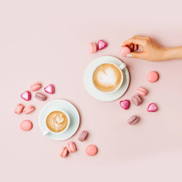 Mani Donna Che Tengono Una Tazza Caffè Sfondo Rosa Pallido — Foto Stock