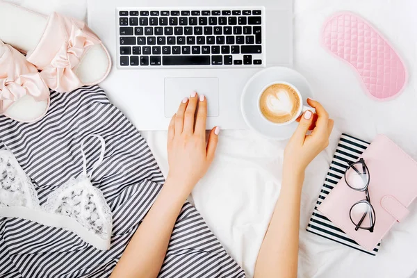 Mujer Joven Bebiendo Café Casa Cama Trabajando Computadora Portátil Vista —  Fotos de Stock