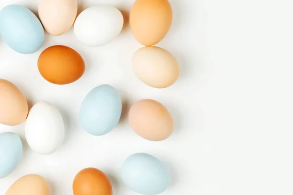 Huevos Marrones Blancos Color Natural Sobre Fondo Claro Composiciones Colores — Foto de Stock
