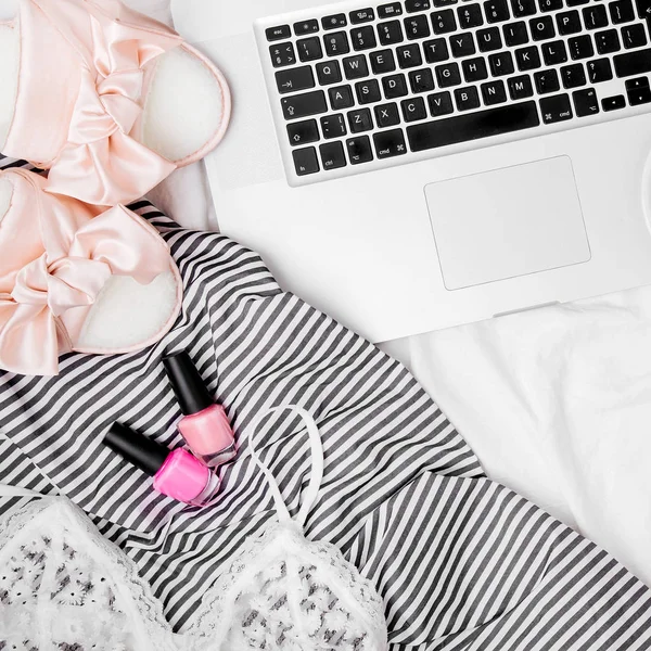 Mode Blogger Werkruimte Met Laptop Vrouw Accessoire Bed Vlakke Lay — Stockfoto