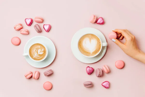 Mani Donna Che Tengono Una Tazza Caffè Sfondo Rosa Pallido — Foto Stock